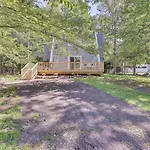 Charming Poconos House With Deck Community Perks!