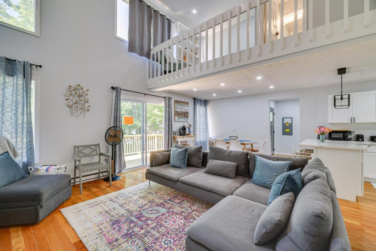 Holiday home Charming Poconos House With Deck Community Perks! *