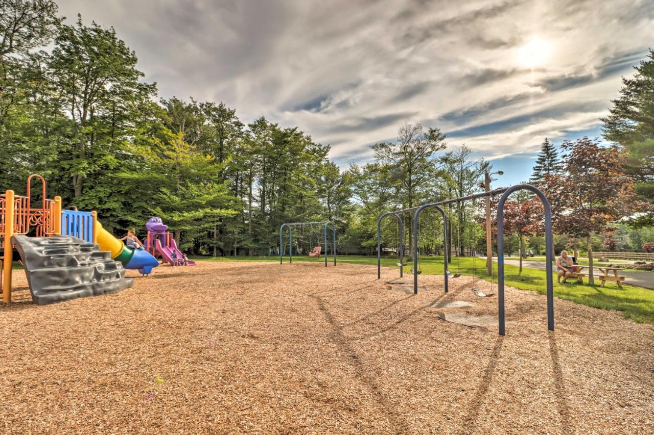 Charming Poconos House With Deck Community Perks!