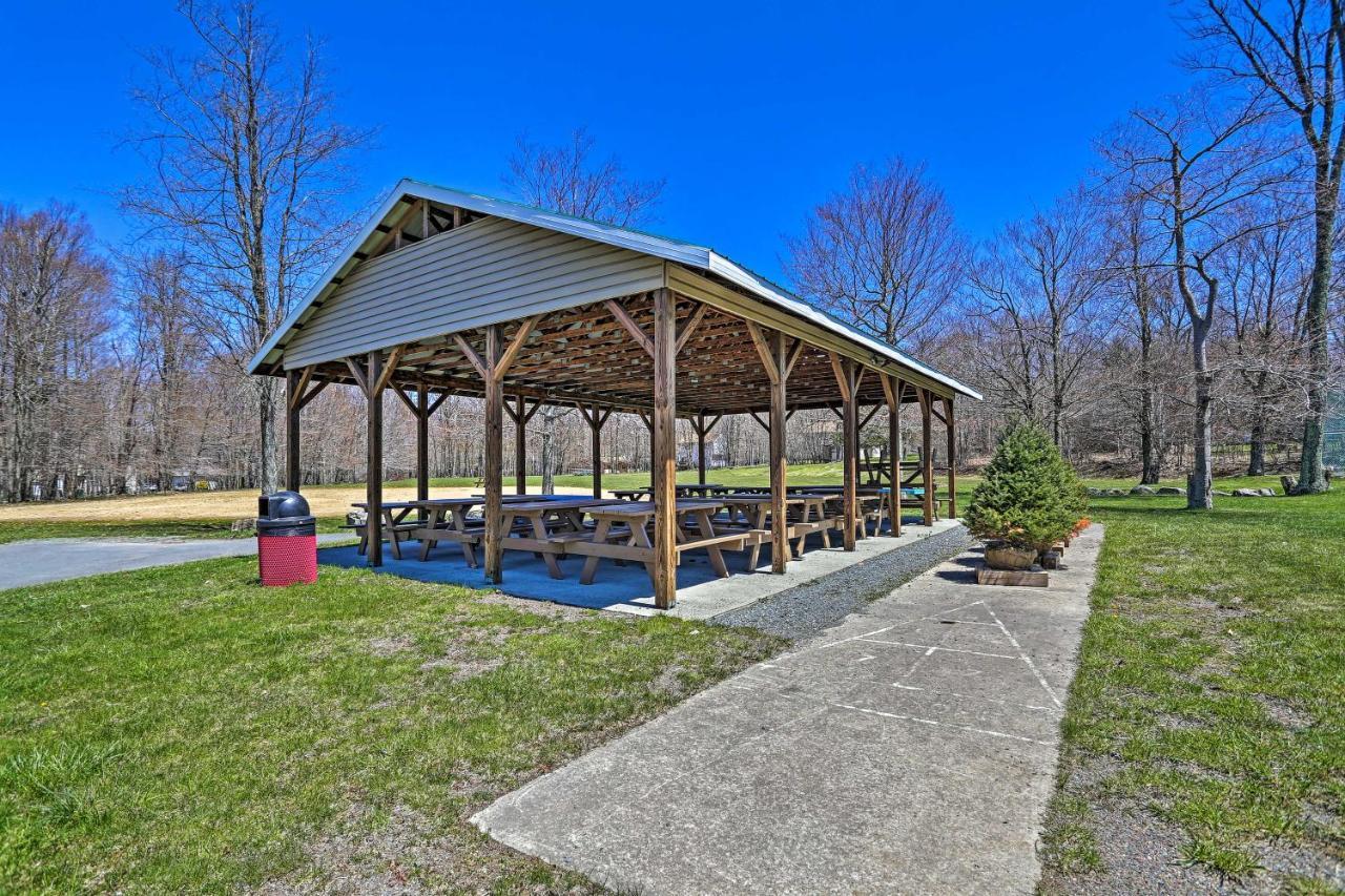 Holiday home Charming Poconos House With Deck Community Perks! Tobyhanna